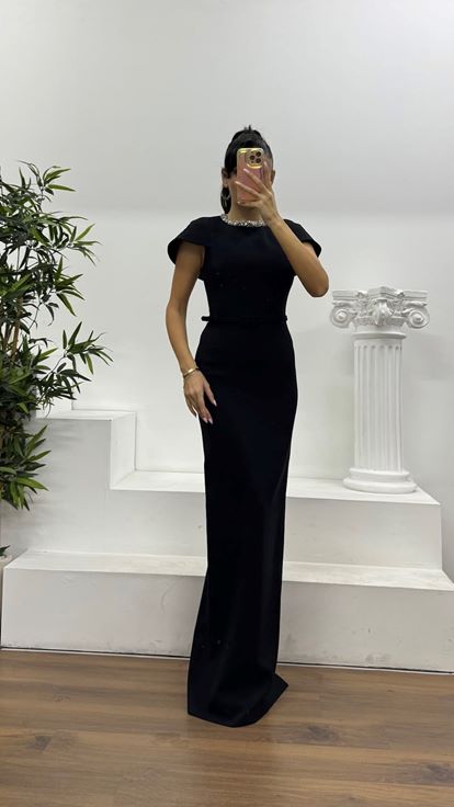 Schwarzes Abendkleid mit Stehkragen, modernem Schnitt und besonderem Design